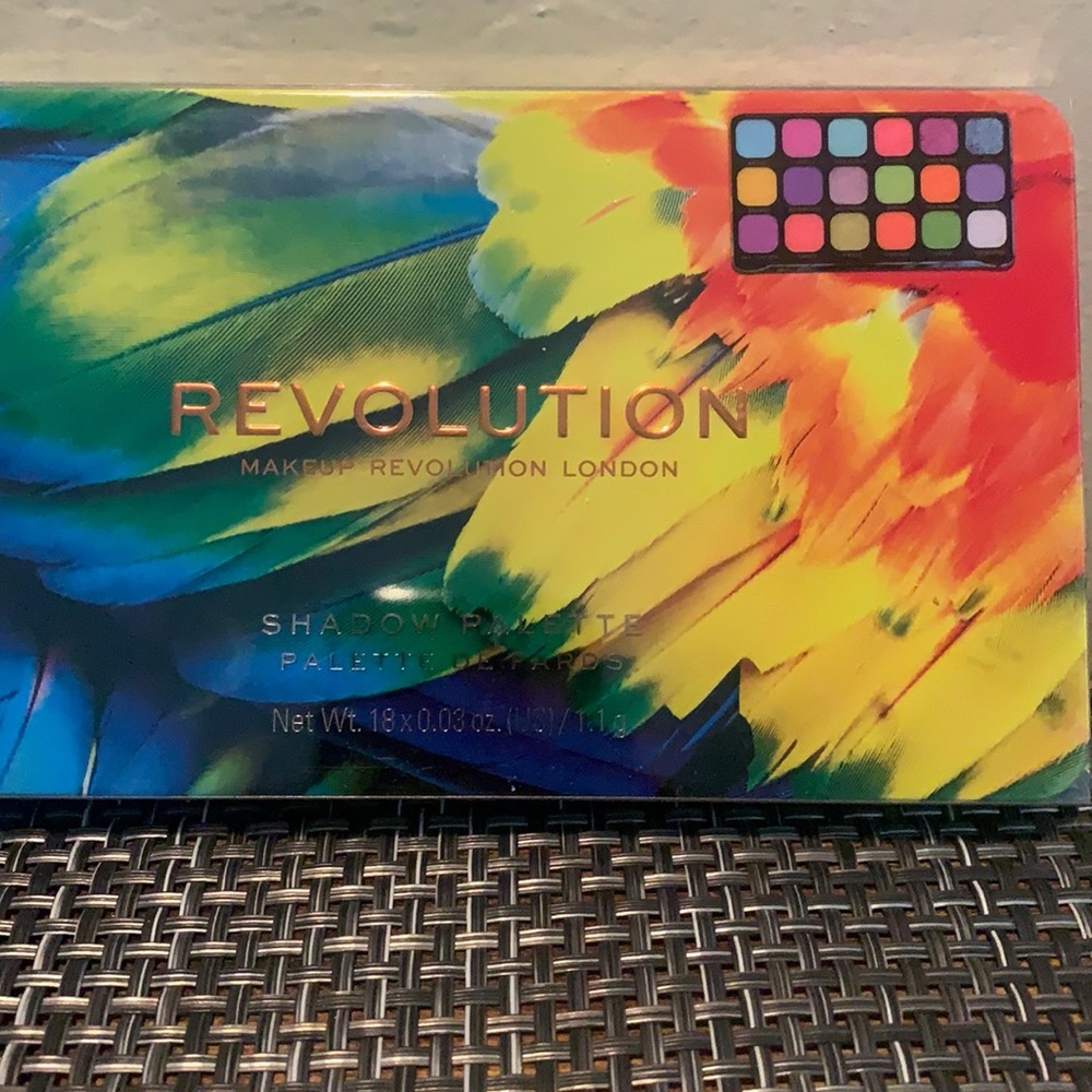 Revolution London 18 beautiful summer colors professional eye pallet
